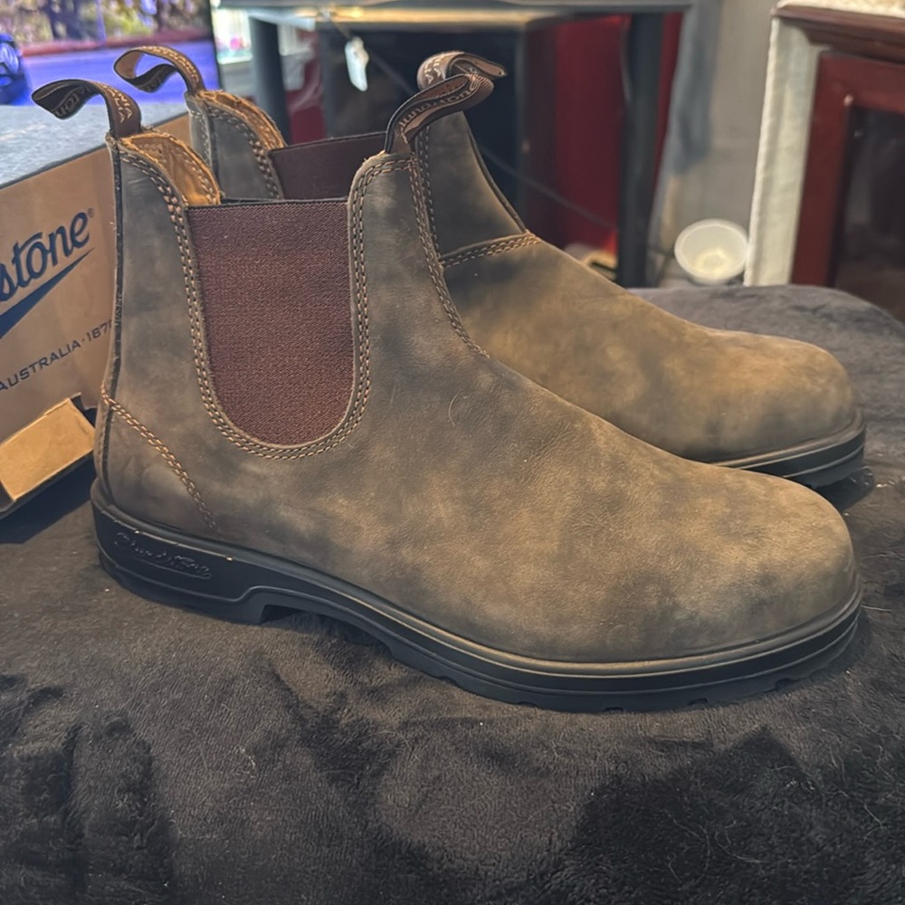 Blundstone
Elastic sided boot lined